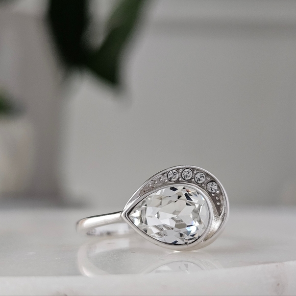 Official Swarovski Crystal Ring, size 7, 925 Sterling Silver - Picture 3 of 8